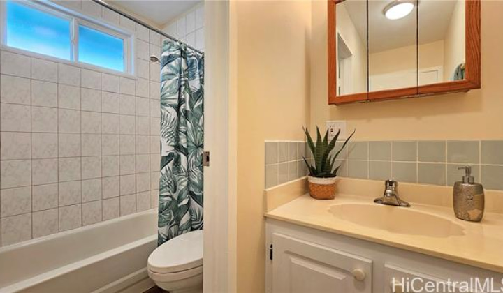 1717 Ala Wai Boulevard,Honolulu,Hawaii,96815,2 Bedrooms Bedrooms,2 BathroomsBathrooms,Condo/Townhouse,Ala Wai,12,17406184