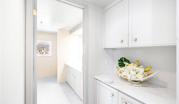 1341 Kapiolani Boulevard,Honolulu,Hawaii,96814,2 Bedrooms Bedrooms,2 BathroomsBathrooms,Condo/Townhouse,Kapiolani,21,18326766