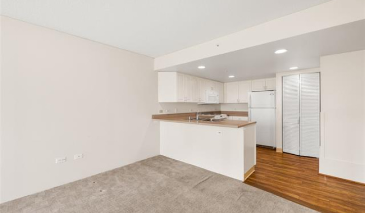 1314 Kalakaua Avenue,Honolulu,Hawaii,96826,2 Bedrooms Bedrooms,1 BathroomBathrooms,Condo/Townhouse,Kalakaua,6,17878597
