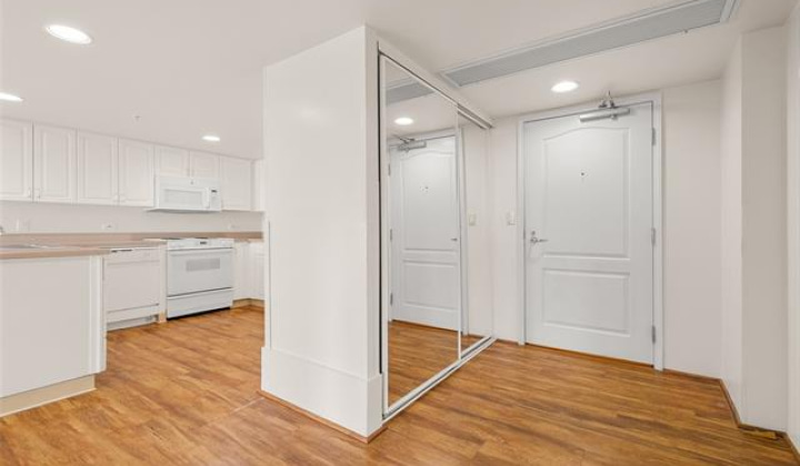 1314 Kalakaua Avenue,Honolulu,Hawaii,96826,2 Bedrooms Bedrooms,1 BathroomBathrooms,Condo/Townhouse,Kalakaua,6,17878597