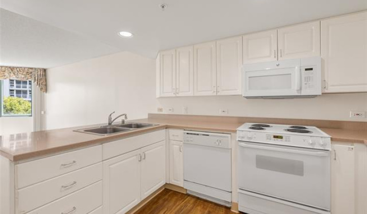 1314 Kalakaua Avenue,Honolulu,Hawaii,96826,2 Bedrooms Bedrooms,1 BathroomBathrooms,Condo/Townhouse,Kalakaua,6,17878597