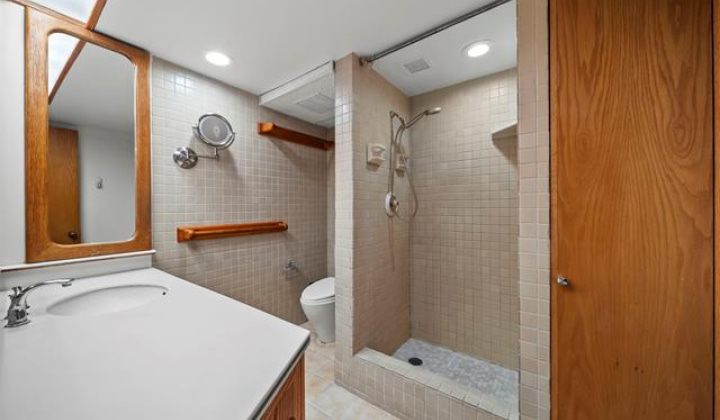 2825 South King Street,Honolulu,Hawaii,96826,2 Bedrooms Bedrooms,2 BathroomsBathrooms,Condo/Townhouse,South King,4,19056018