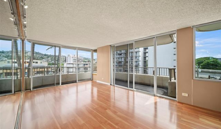 2825 South King Street,Honolulu,Hawaii,96826,2 Bedrooms Bedrooms,2 BathroomsBathrooms,Condo/Townhouse,South King,4,19056018