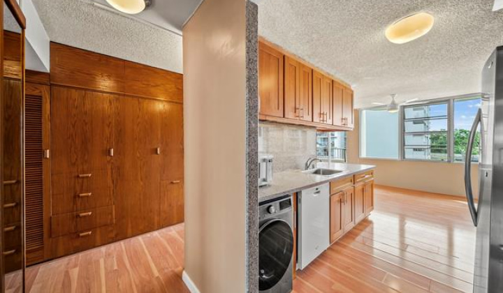 2825 South King Street,Honolulu,Hawaii,96826,2 Bedrooms Bedrooms,2 BathroomsBathrooms,Condo/Townhouse,South King,4,19056018