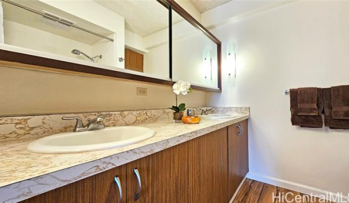 1655 Makaloa Street,Honolulu,Hawaii,96814,1 Bedroom Bedrooms,1 BathroomBathrooms,Condo/Townhouse,Makaloa,24,17950657