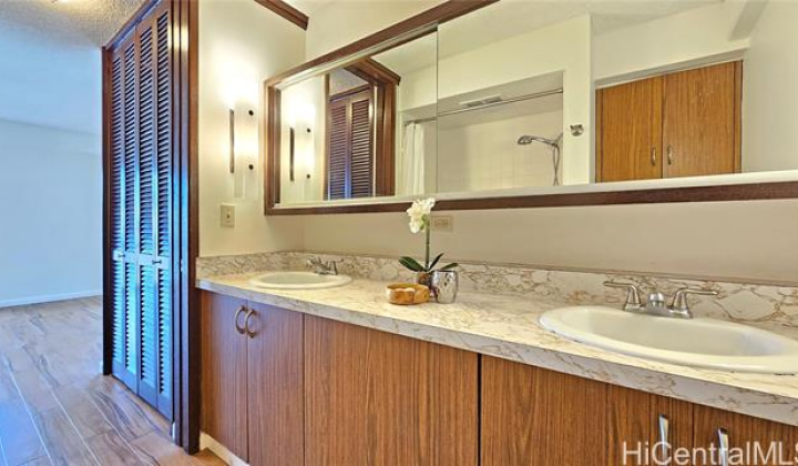1655 Makaloa Street,Honolulu,Hawaii,96814,1 Bedroom Bedrooms,1 BathroomBathrooms,Condo/Townhouse,Makaloa,24,17950657