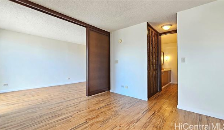 1655 Makaloa Street,Honolulu,Hawaii,96814,1 Bedroom Bedrooms,1 BathroomBathrooms,Condo/Townhouse,Makaloa,24,17950657