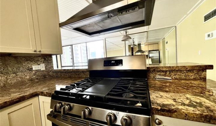2215 Aloha Drive,Honolulu,Hawaii,96815,2 Bedrooms Bedrooms,2 BathroomsBathrooms,Condo/Townhouse,Aloha,7,17953286