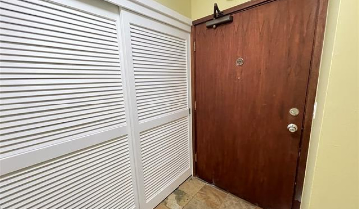 2215 Aloha Drive,Honolulu,Hawaii,96815,2 Bedrooms Bedrooms,2 BathroomsBathrooms,Condo/Townhouse,Aloha,7,17953286