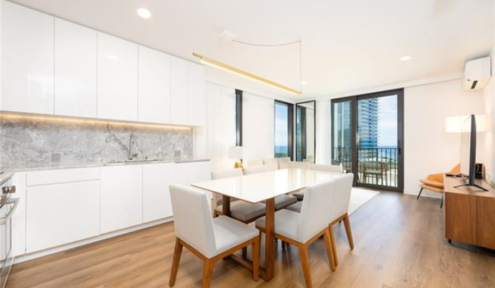 987 Queen Street,Honolulu,Hawaii,96814,2 Bedrooms Bedrooms,2 BathroomsBathrooms,Condo/Townhouse,Queen,12,17988663