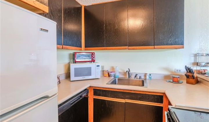 300 Wai Nani Way,Honolulu,Hawaii,96815,1 Bedroom Bedrooms,1 BathroomBathrooms,Condo/Townhouse,Wai Nani,9,19144263