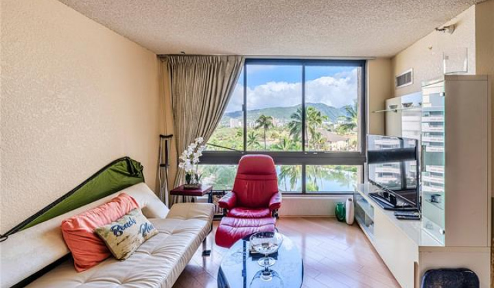 300 Wai Nani Way,Honolulu,Hawaii,96815,1 Bedroom Bedrooms,1 BathroomBathrooms,Condo/Townhouse,Wai Nani,9,19144263