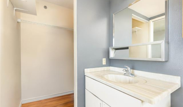 215 King Street,Honolulu,Hawaii,96817,2 Bedrooms Bedrooms,2 BathroomsBathrooms,Condo/Townhouse,King,15,19145608