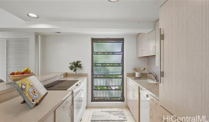 3015 Kalakaua Avenue,Honolulu,Hawaii,96815,2 Bedrooms Bedrooms,2 BathroomsBathrooms,Condo/Townhouse,Kalakaua,3,18015360