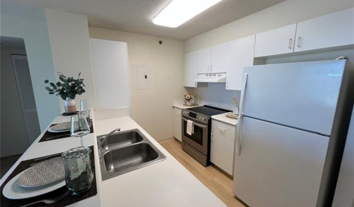 1448 Young Street,Honolulu,Hawaii,96814,2 Bedrooms Bedrooms,1 BathroomBathrooms,Condo/Townhouse,Young,14,18017878