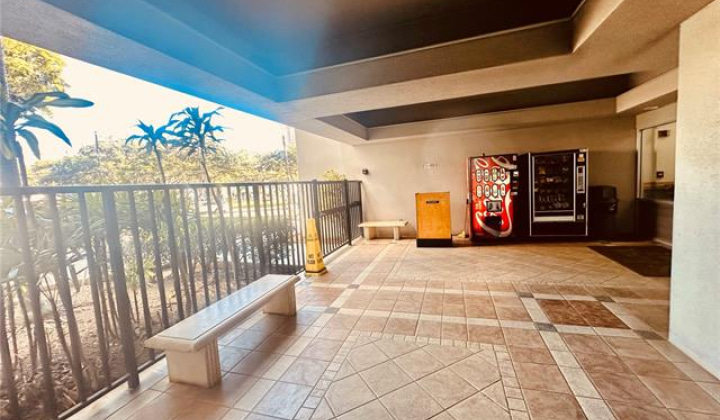 1448 Young Street,Honolulu,Hawaii,96814,2 Bedrooms Bedrooms,1 BathroomBathrooms,Condo/Townhouse,Young,14,18017878