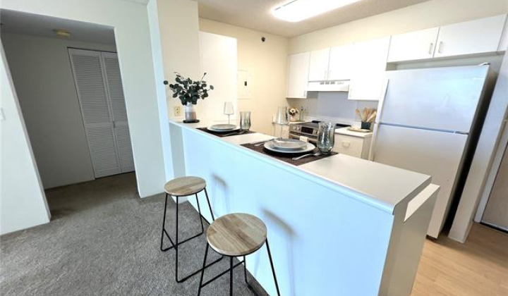 1448 Young Street,Honolulu,Hawaii,96814,2 Bedrooms Bedrooms,1 BathroomBathrooms,Condo/Townhouse,Young,14,18017878