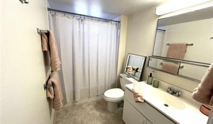 1448 Young Street,Honolulu,Hawaii,96814,2 Bedrooms Bedrooms,1 BathroomBathrooms,Condo/Townhouse,Young,14,18017878