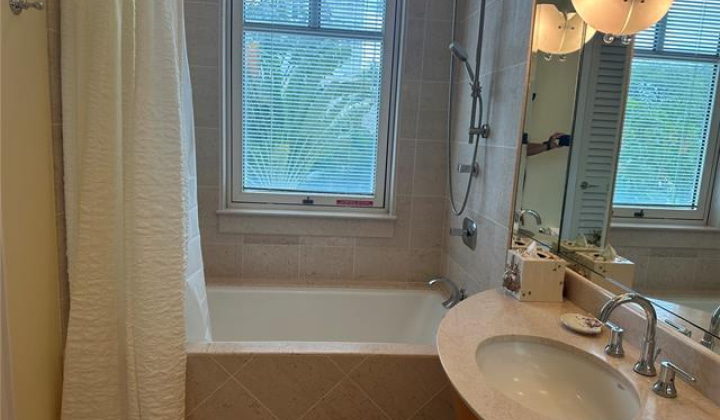 1740 Beretania Street,Honolulu,Hawaii,96826,2 ベッドルーム ベッドルーム,2 バスルームバスルーム,コンド / タウンハウス,Beretania,2,18020340