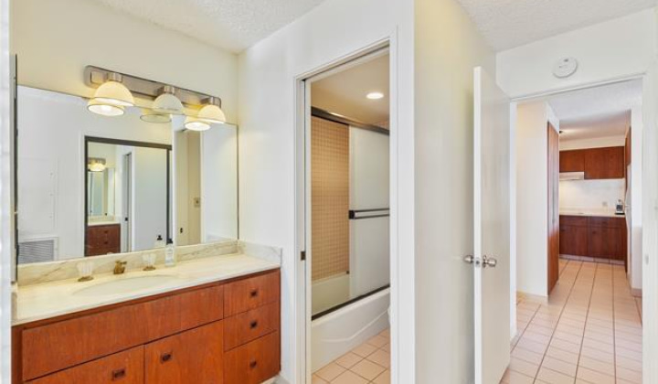 1910 Ala Moana Boulevard,Honolulu,Hawaii,96815,2 Bedrooms Bedrooms,2 BathroomsBathrooms,Condo/Townhouse,Ala Moana,39,18493612
