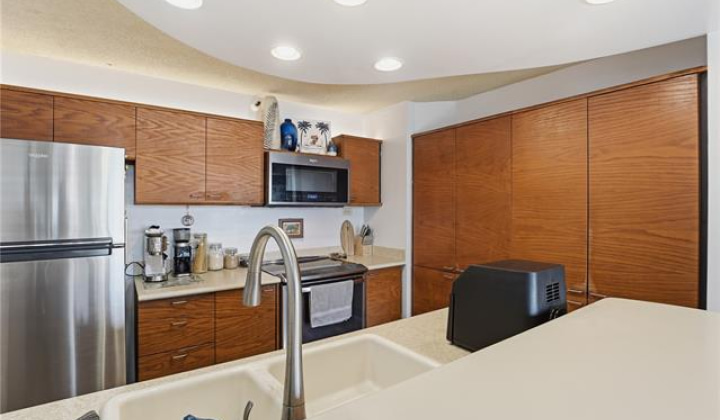 60 Beretania Street,Honolulu,Hawaii,96817,2 Bedrooms Bedrooms,2 BathroomsBathrooms,Condo/Townhouse,Beretania,30,19229867