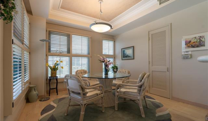 1080 Beretania Street,Honolulu,Hawaii,96814,3 ベッドルーム ベッドルーム,2 バスルームバスルーム,コンド / タウンハウス,Beretania,11,18096303