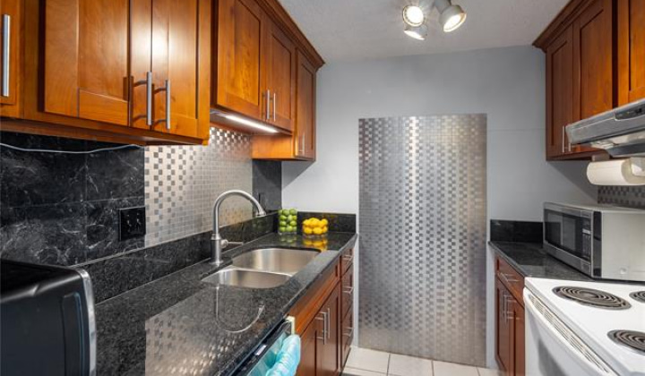 1720 Huna Street,Honolulu,Hawaii,96817,2 Bedrooms Bedrooms,1 BathroomBathrooms,Condo/Townhouse,Huna,5,18106392