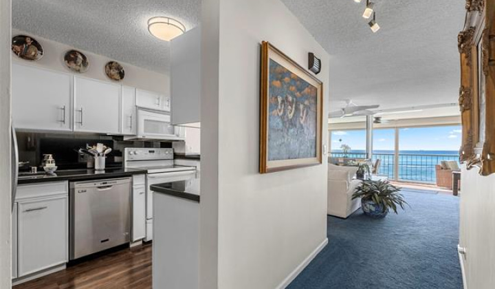 2877 Kalakaua Avenue,Honolulu,Hawaii,96815,2 Bedrooms Bedrooms,1 BathroomBathrooms,Condo/Townhouse,Kalakaua,5,18109313