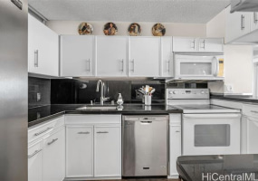 2877 Kalakaua Avenue,Honolulu,Hawaii,96815,2 Bedrooms Bedrooms,1 BathroomBathrooms,Condo/Townhouse,Kalakaua,5,18109313