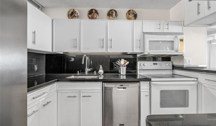 2877 Kalakaua Avenue,Honolulu,Hawaii,96815,2 Bedrooms Bedrooms,1 BathroomBathrooms,Condo/Townhouse,Kalakaua,5,18109313