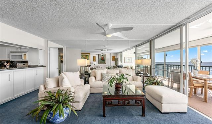 2877 Kalakaua Avenue,Honolulu,Hawaii,96815,2 Bedrooms Bedrooms,1 BathroomBathrooms,Condo/Townhouse,Kalakaua,5,18109313