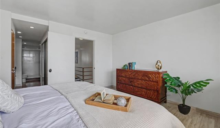 500 University Avenue,Honolulu,Hawaii,96826,3 Bedrooms Bedrooms,2 BathroomsBathrooms,Condo/Townhouse,University,9,19285576