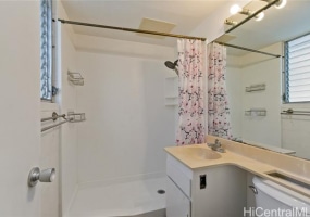1120 Hassinger Street,Honolulu,Hawaii,96822,1 Bedroom Bedrooms,1 BathroomBathrooms,Condo/Townhouse,Hassinger,2,17727404