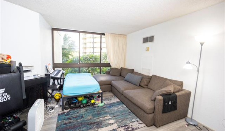 300 Wai Nani Way,Honolulu,Hawaii,96815,1 Bedroom Bedrooms,1 BathroomBathrooms,Condo/Townhouse,Wai Nani,4,18127065