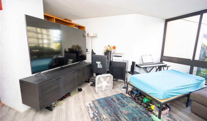 300 Wai Nani Way,Honolulu,Hawaii,96815,1 Bedroom Bedrooms,1 BathroomBathrooms,Condo/Townhouse,Wai Nani,4,18127065