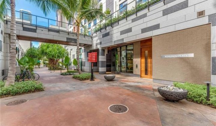 555 South Street,Honolulu,Hawaii,96813,Single family,South,18136845