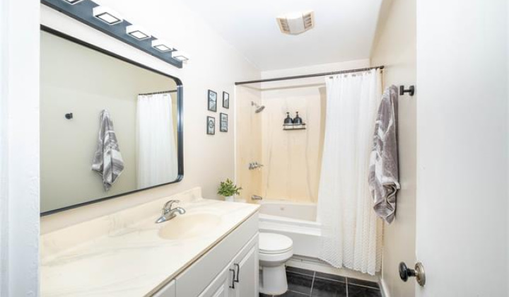 1090 Kumukumu Street,Honolulu,Hawaii,96825,2 Bedrooms Bedrooms,2 BathroomsBathrooms,Condo/Townhouse,Kumukumu,1,18162136