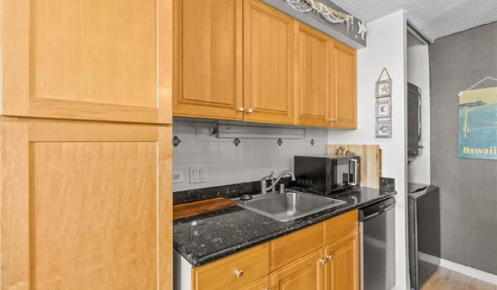 320 Liliuokalani Avenue,Honolulu,Hawaii,96815,2 Bedrooms Bedrooms,1 BathroomBathrooms,Condo/Townhouse,Liliuokalani,21,18179694
