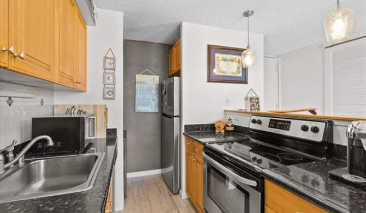 320 Liliuokalani Avenue,Honolulu,Hawaii,96815,2 Bedrooms Bedrooms,1 BathroomBathrooms,Condo/Townhouse,Liliuokalani,21,18179694
