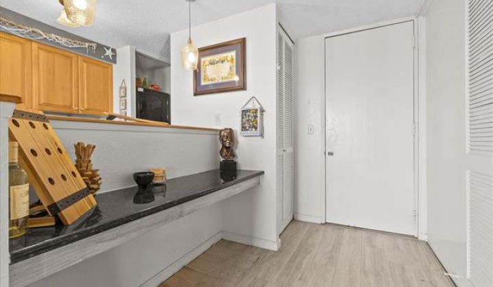 320 Liliuokalani Avenue,Honolulu,Hawaii,96815,2 Bedrooms Bedrooms,1 BathroomBathrooms,Condo/Townhouse,Liliuokalani,21,18179694