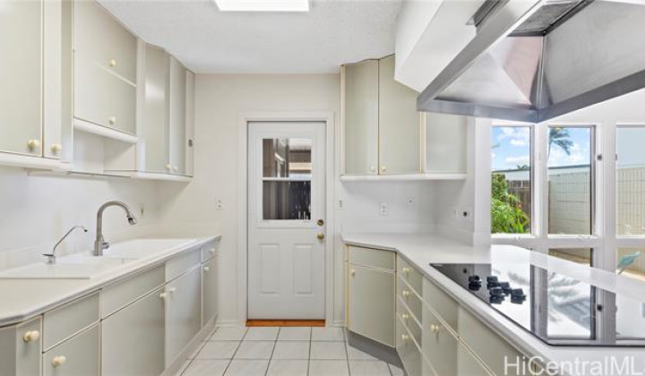 822 Koko Isle Circle,Honolulu,Hawaii,96825,4 Bedrooms Bedrooms,3 BathroomsBathrooms,Condo/Townhouse,Koko Isle,1,18208186