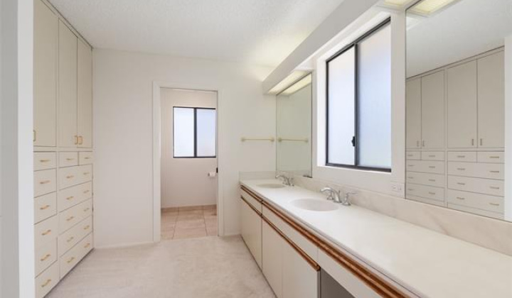 953 15th Avenue,Honolulu,Hawaii,96816,4 Bedrooms Bedrooms,2 BathroomsBathrooms,Single family,15th,18213262
