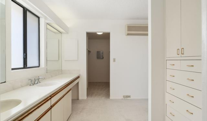 953 15th Avenue,Honolulu,Hawaii,96816,4 Bedrooms Bedrooms,2 BathroomsBathrooms,Single family,15th,18213262