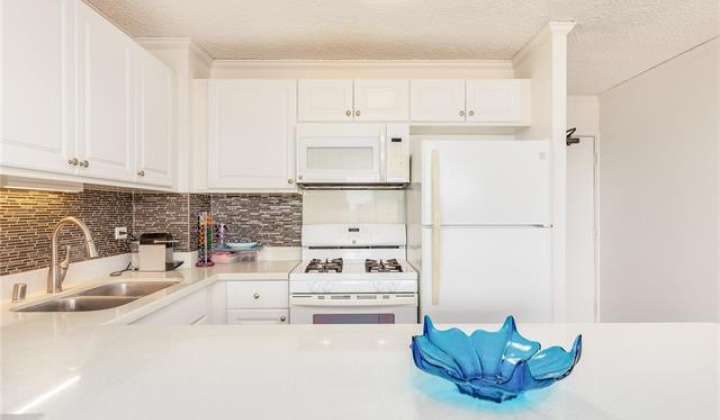430 Lewers Street,Honolulu,Hawaii,96815,1 Bedroom Bedrooms,1 BathroomBathrooms,Condo/Townhouse,Lewers,30,18217415