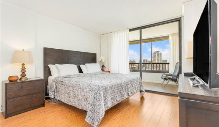 430 Lewers Street,Honolulu,Hawaii,96815,1 Bedroom Bedrooms,1 BathroomBathrooms,Condo/Townhouse,Lewers,30,18217415