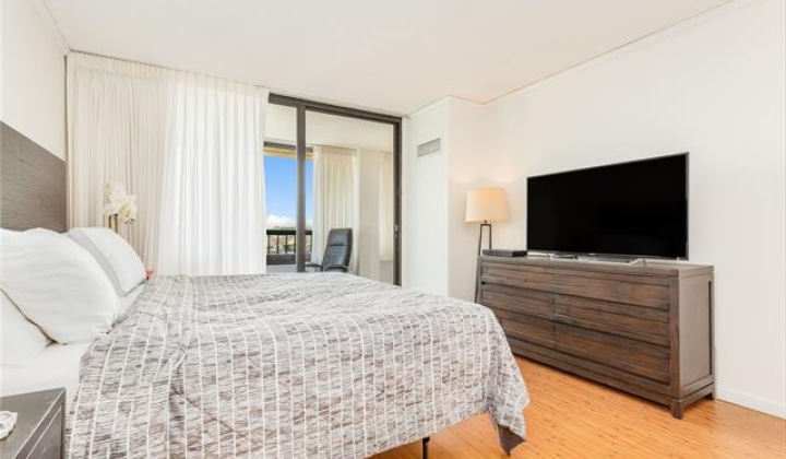 430 Lewers Street,Honolulu,Hawaii,96815,1 Bedroom Bedrooms,1 BathroomBathrooms,Condo/Townhouse,Lewers,30,18217415