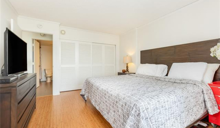 430 Lewers Street,Honolulu,Hawaii,96815,1 Bedroom Bedrooms,1 BathroomBathrooms,Condo/Townhouse,Lewers,30,18217415