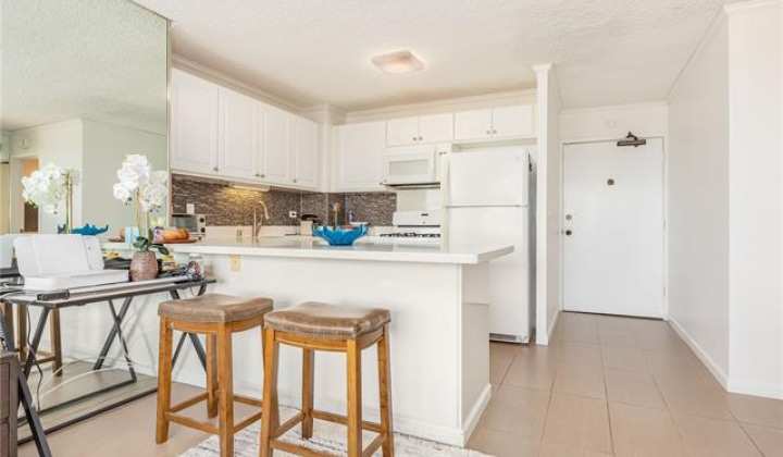 430 Lewers Street,Honolulu,Hawaii,96815,1 Bedroom Bedrooms,1 BathroomBathrooms,Condo/Townhouse,Lewers,30,18217415