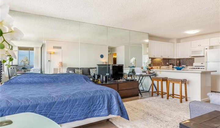 430 Lewers Street,Honolulu,Hawaii,96815,1 Bedroom Bedrooms,1 BathroomBathrooms,Condo/Townhouse,Lewers,30,18217415