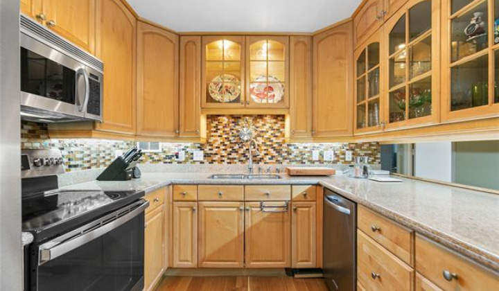 1717 Ala Wai Boulevard,Honolulu,Hawaii,96815,2 Bedrooms Bedrooms,2 BathroomsBathrooms,Condo/Townhouse,Ala Wai,26,18219457